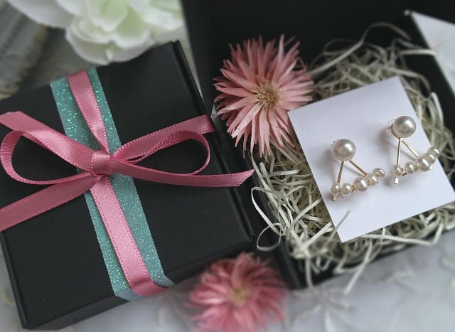 ホワイトデーにイヤリングを贈る意味とは？身に着ける物のメッセージ性